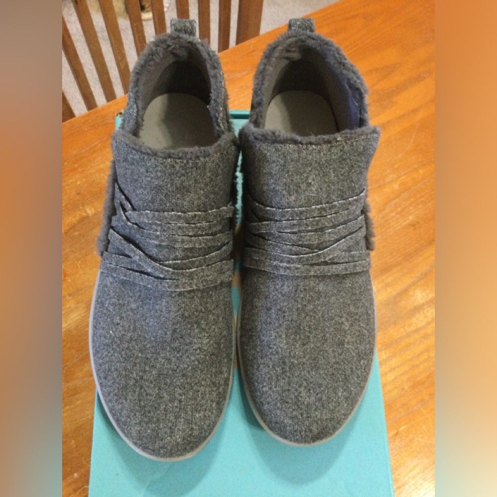 Size 9.5 gray cloth BZEES shoe boot.